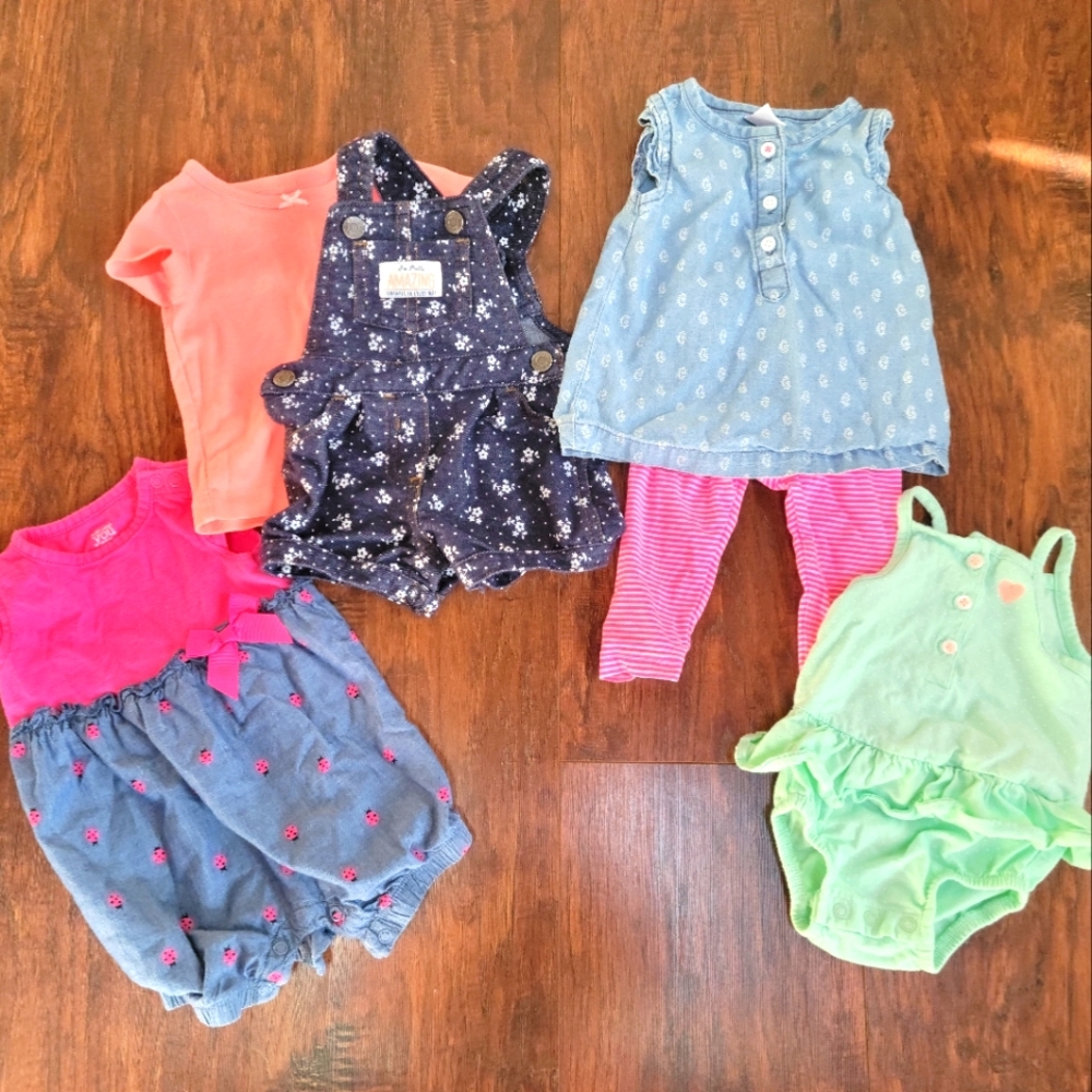 Lot of 4 baby girls outfits. 3 months, Carter's.
